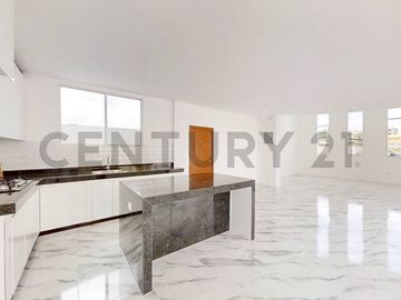 Moderna Casa con Excelentes Acabados de venta en Condado de Vicolinci