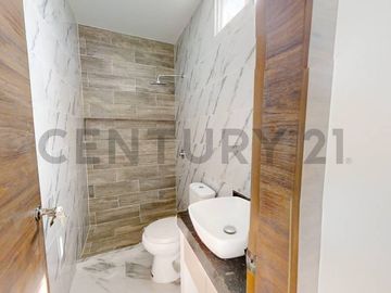 Moderna Casa con Excelentes Acabados de venta en Condado de Vicolinci
