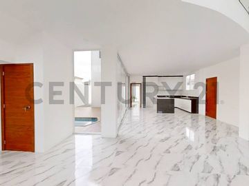 Moderna Casa con Excelentes Acabados de venta en Condado de Vicolinci