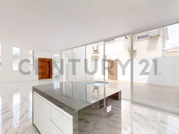 Moderna Casa con Excelentes Acabados de venta en Condado de Vicolinci