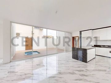 Moderna Casa con Excelentes Acabados de venta en Condado de Vicolinci