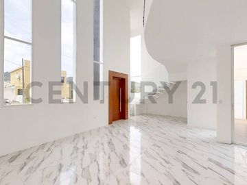 Moderna Casa con Excelentes Acabados de venta en Condado de Vicolinci