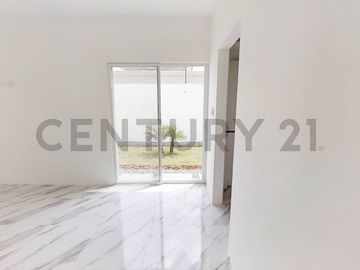 Moderna Casa con Excelentes Acabados de venta en Condado de Vicolinci