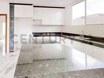 Moderna Casa con Excelentes Acabados de venta en Condado de Vicolinci