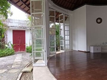 Strategic villa only 3 minutes to Finns Beach Canggu Bali
