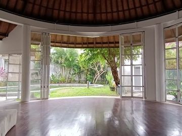 Strategic villa only 3 minutes to Finns Beach Canggu Bali