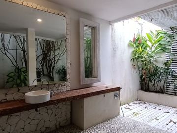 Strategic villa only 3 minutes to Finns Beach Canggu Bali