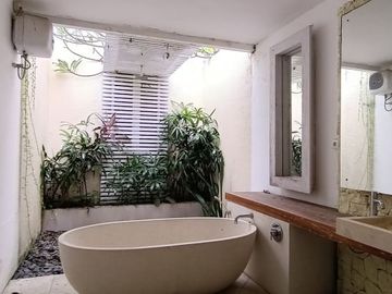 Strategic villa only 3 minutes to Finns Beach Canggu Bali