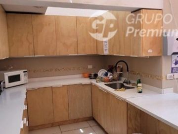 Se vende Casa 10D/5B 11/2 Cuadra del Metro Rodrigo de Araya