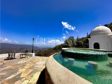 Se Vende Impresionante Casa con Vistas y Piscina en Sorá
