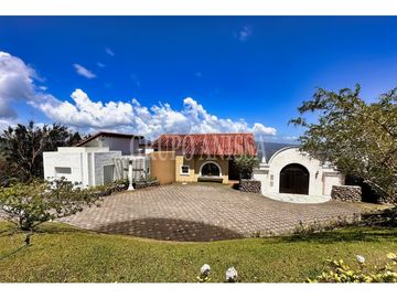 Se Vende Impresionante Casa con Vistas y Piscina en Sorá