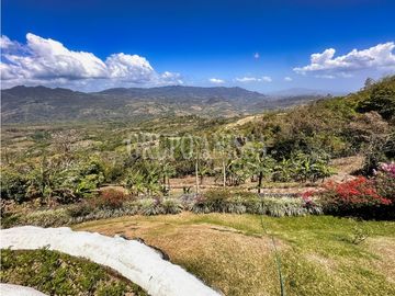 Se Vende Impresionante Casa con Vistas y Piscina en Sorá