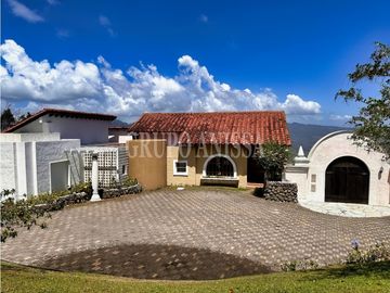 Se Vende Impresionante Casa con Vistas y Piscina en Sorá