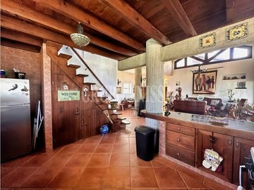 Se Vende Impresionante Casa con Vistas y Piscina en Sorá