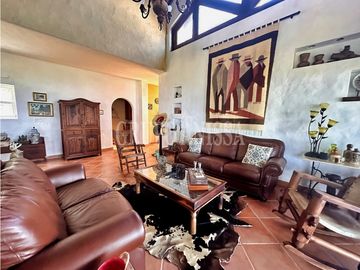 Se Vende Impresionante Casa con Vistas y Piscina en Sorá