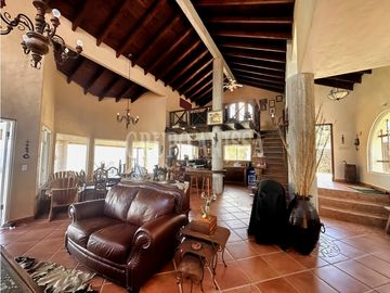 Se Vende Impresionante Casa con Vistas y Piscina en Sorá