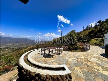 Se Vende Impresionante Casa con Vistas y Piscina en Sorá