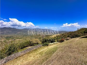 Se Vende Impresionante Casa con Vistas y Piscina en Sorá