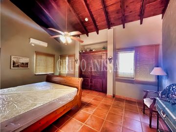 Se Vende Impresionante Casa con Vistas y Piscina en Sorá