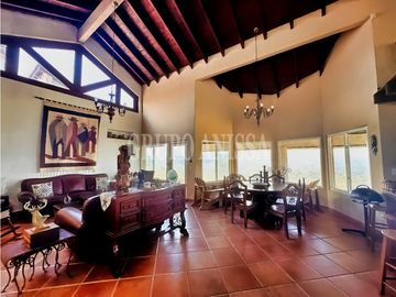 Se Vende Impresionante Casa con Vistas y Piscina en Sorá
