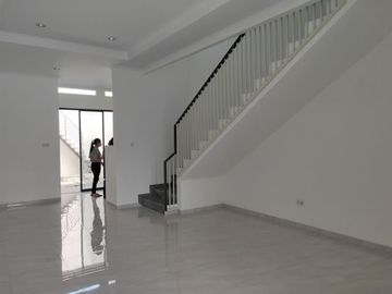 rumah baru 2 lantai minimalis modern mekar wangi Bandung