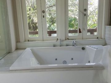 DIJUAL Rumah Long Golf View di Graha Famili