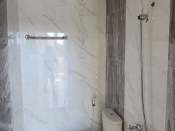 New Town House 3 Lantai Lokasi Bagus Row Jalan Lebar