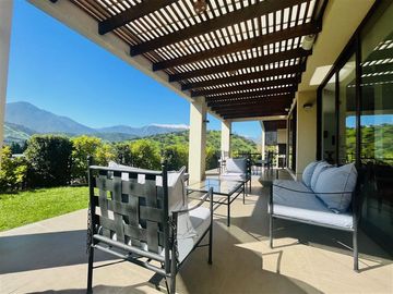 Casa en venta de 5 dorm. en condominio /colegio Mayflower