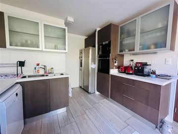 Casa en venta de 5 dorm. en condominio /colegio Mayflower