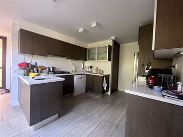 Casa en venta de 5 dorm. en condominio /colegio Mayflower