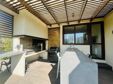 Casa en venta de 5 dorm. en condominio /colegio Mayflower