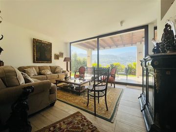 Casa en venta de 5 dorm. en condominio /colegio Mayflower