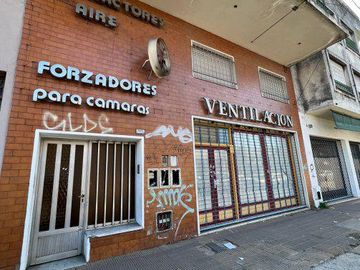 HERMOSO LOCAL AL FRENTE SOBRE AVENIDA YRIGOYEN