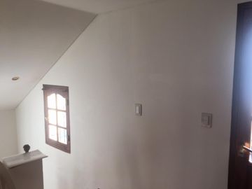 CASA DE TRES PLANTAS DE 254 MT2 CUBIERTOS EN LOTE PROPIO DE 8,66 X 17