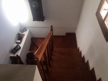 CASA DE TRES PLANTAS DE 254 MT2 CUBIERTOS EN LOTE PROPIO DE 8,66 X 17