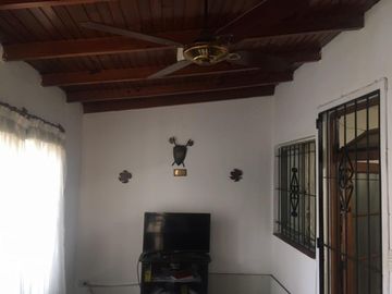 CASA DE TRES PLANTAS DE 254 MT2 CUBIERTOS EN LOTE PROPIO DE 8,66 X 17