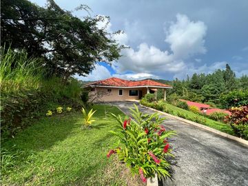 VENTA CASA CON VISTA AL MAR Y A LA MONTAÑA  ALTOS DEL MARIA