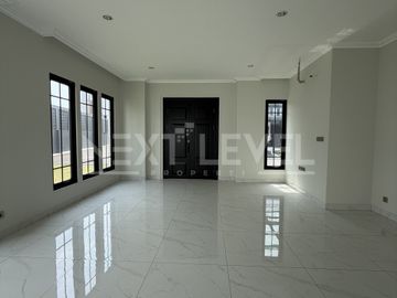 Rumah hoek cantik di cluster jasmia summarecon crown gading
