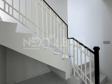 Rumah hoek cantik di cluster jasmia summarecon crown gading