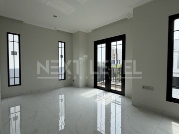 Rumah hoek cantik di cluster jasmia summarecon crown gading