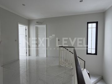 Rumah hoek cantik di cluster jasmia summarecon crown gading