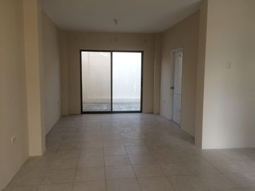 Alquilo casa en Manta en urbanización privada a tres minutos de la playa