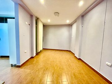 ¡4 Oficinas para tu empresa en centro de Chiclayo - zona segura!

Ubicación Prol. José Quiñones Gonzáles N 56  lote 2. Condominio Santa Isabel. Refe