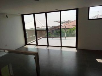 Three Storey with Five Bedrooms House and Lot for Sale in H