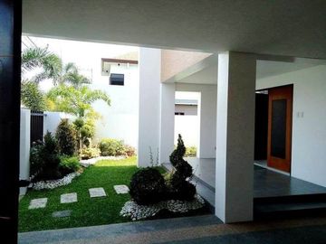 Three Storey with Five Bedrooms House and Lot for Sale in H