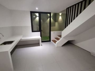 Rumah Sutorejo Timur Brand New Model Minimalis 3 lantai, Furnish