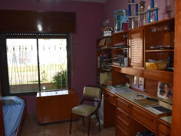CASA EN ESQUINA DE DOS DORMITORIOS MÁS DOS LOCALES COMERCIALES