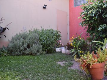 CASA EN ESQUINA DE DOS DORMITORIOS MÁS DOS LOCALES COMERCIALES
