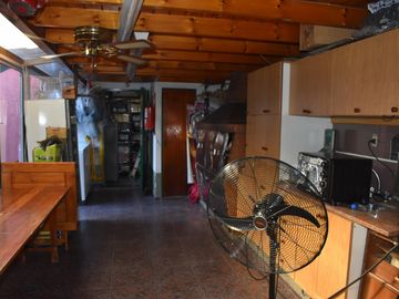 CASA EN ESQUINA DE DOS DORMITORIOS MÁS DOS LOCALES COMERCIALES