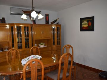 CASA EN ESQUINA DE DOS DORMITORIOS MÁS DOS LOCALES COMERCIALES